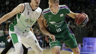 Unicaja recupera el sabor del triunfo frente al Joventut, en un ejercicio de juego colectivo