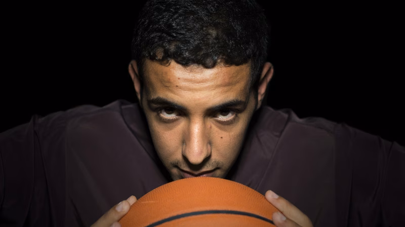 De joven problemático a universitario modelo gracias a los valores del baloncesto