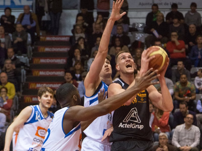 Palencia tropieza de nuevo. Burgos y Lleida no dan opción a Oviedo y Clavijo