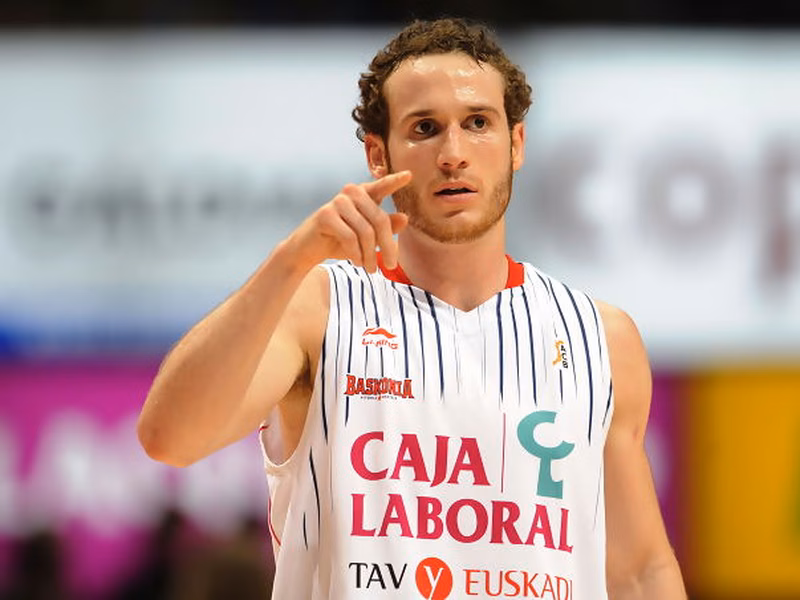 Un parcial de 8-0 y otro de 17-0 anulan al Cajasol en Vitoria (81-57)