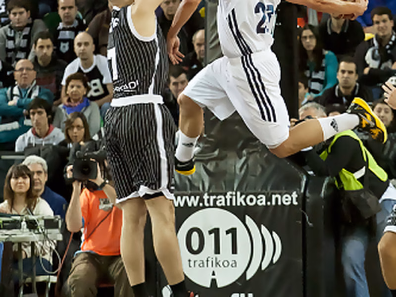 El Real Madrid acaba con contundencia con la “maldición de Miribilla” (74-94)