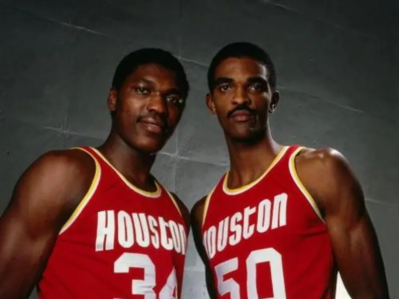 Olajuwon augura unos Rockets “mortales”; Magic elogia a Jordan y Shaq se hace de los Kings