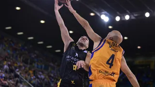 El Iberostar Tenerife supera a su vecino y lo deja al borde del abismo (77-91)