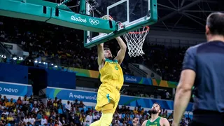 Australia ilusiona y pasa por encima de una Lituania rota (90-64)