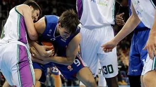 Unicaja regala el partido al Efes en el tercer periodo (74-70)