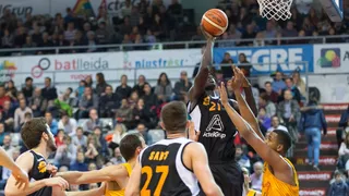 Lleida, líder provisional. Leyma Coruña vence en el derbi gallego y aprieta la liga