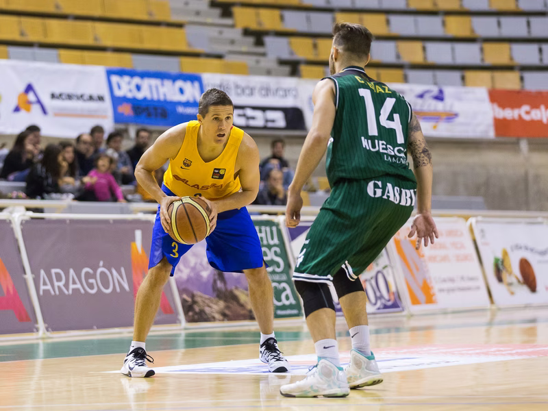 Cocinas.com arrolla a Oviedo. Paupérrima anotación de Lleida. Poscic, MVP