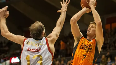 Final abierta tras el bajón taronja en el último cuarto (80-67)