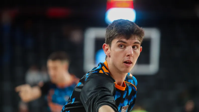 Sergio De Larrea ilumina la Summer League de los Mavericks: 14 asistencias a tres del récord histórico