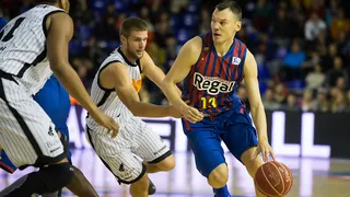 El Palau se rinde a un Jasikevicius que guía al Barça a la victoria ante Bilbao Basket (87-85)