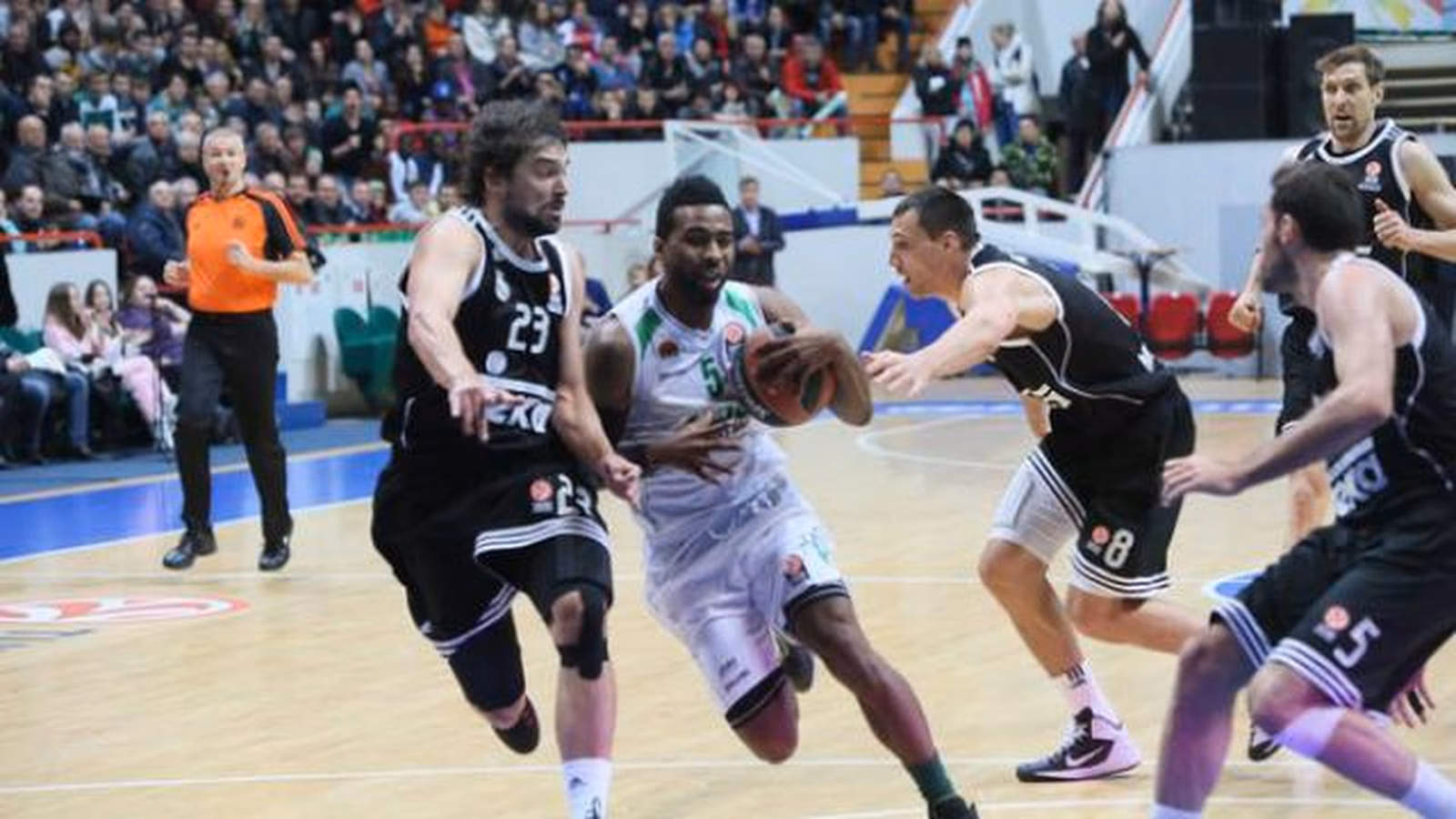 Llull da la victoria en el último suspiro a un Madrid que sabe sufrir (75-76)