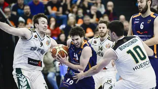 Peñas asalta de nuevo Pumarín y deja KO a Oviedo. Breogán iguala la serie gallega