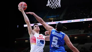 Víctor Claver desactiva el “Efecto Antetokounmpo” y España se mete en semis