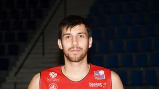 Grupo Iruña Navarra suma efectivos para su debut en la Adecco Oro con la renovación de Adrián García