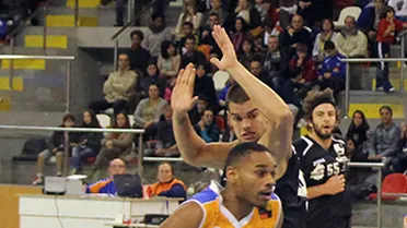 Pleno de triunfos locales. Andorra más líder; Castro, MVP en la victoria de Coruña