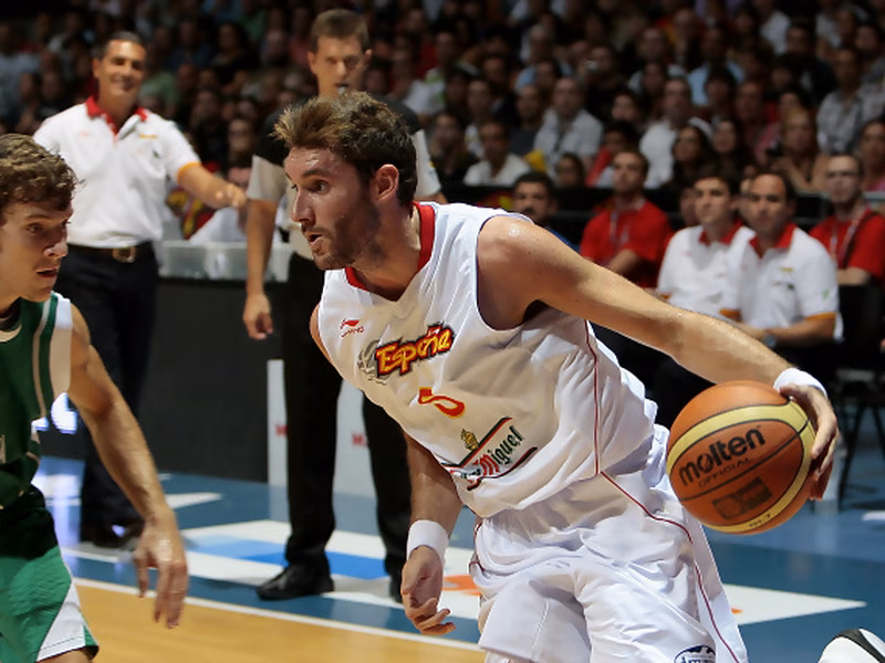 España vuelve a arrollar en Vitoria(88-68)