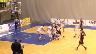 VÍDEO El ex madridista Kaspars Kambala deja KO a un rival con un bloqueo brutal