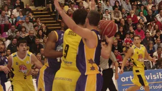 El C.B. Canarias deja casi sellada su permanencia ante Juan Antonio Orenga (76-92)