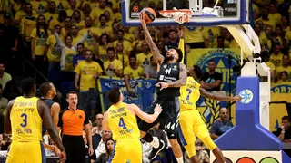 Real Madrid, con un Carroll enchufado, conquista Tel Aviv en menos de dos cuartos