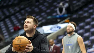 Doncic confesó que no logra conectar con Klay Thompson