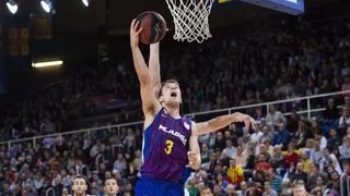 El Barça Lassa mantiene su condición de invicto ante un gran Divina Seguros Joventut (94-92)