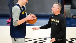 Los números de Jokic atemorizan a toda la NBA, pero para Malone eso es un problema