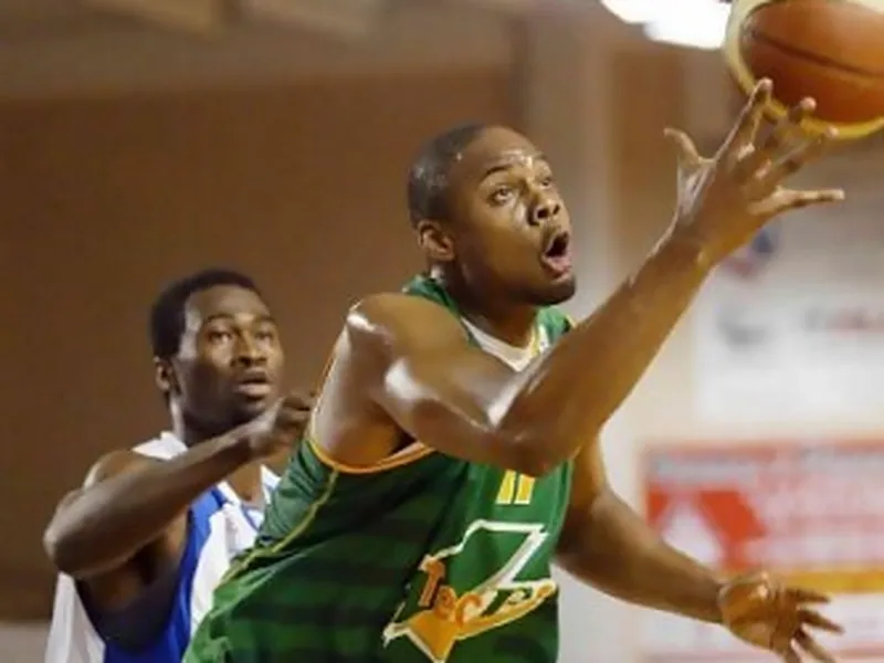 Adrian Moss seguirá defendiendo la camiseta de Palencia Baloncesto
