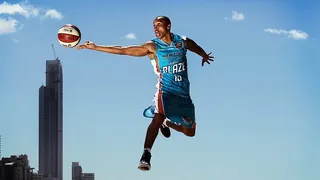 Conoce a Adris De León, del asfalto de Dyckman al parquet