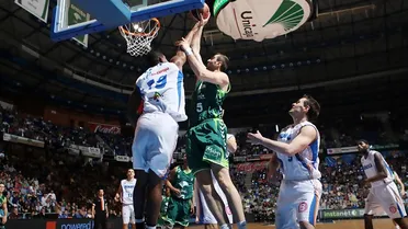 Unicaja remonta en el segundo tiempo con Sinanovic y el triple como armas principales