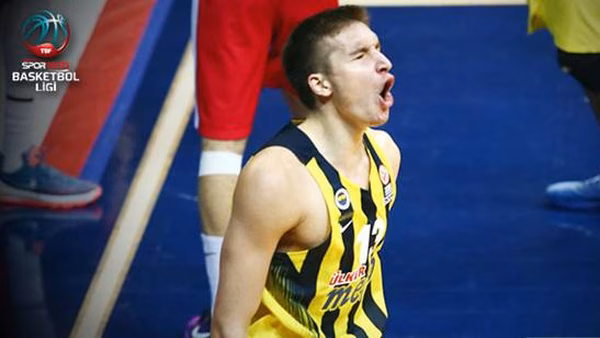 Bogdan Bogdanovic salva al Fenerbahce con una canasta ganadora ante el colista