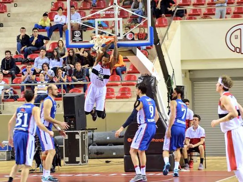 Efes afronta una semana clave con derrota ante el colista. Sasha Vujacic, MVP