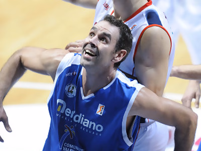 Caja Laboral vence desde la línea de 6,25 al Meridiano Alicante (90-75)