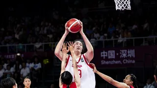 ¡Tiene 17 años y mide 2,20 metros! La jugadora china que comparan con Yao Ming