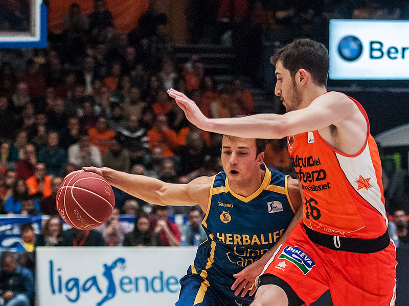 Kevin Pangos, cerca del Zalgiris. Kenny Hayes, rumbo a Turquía