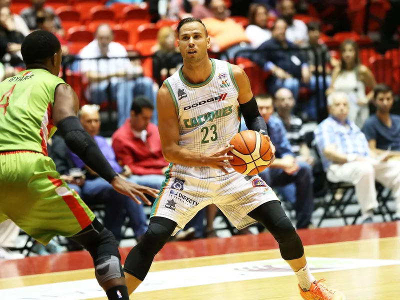 Carl English se exhibe con 35 puntos y le quita el liderato a los Piratas de Gerald Fitch