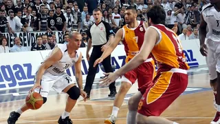 Liga Turca (Playoffs/Semis): Besiktas y Anadolu Efes se jugarán el título. El show de Carlos Arroyo. Oliver Lafayette, héroe inesperado para Efes