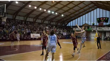 Ferrol pasa a semis: épico triple y remonta en la prórroga; Mann-Filter iguala su serie