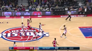 Increíble canasta ganadora de Matt Barnes desde medio campo; Harden se resarce