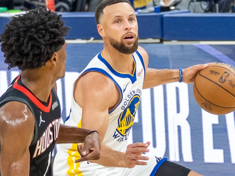 Stephen Curry golpea fuerte en su regreso a la competición