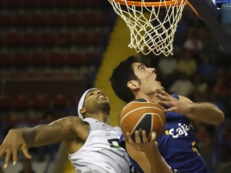 Bullock ya decide en Sevilla y Cajasol se impone al DKV Joventut (85 – 80)
