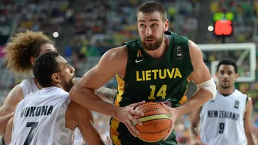 Va de lesiones: Valanciunas y Marcus Smart, out