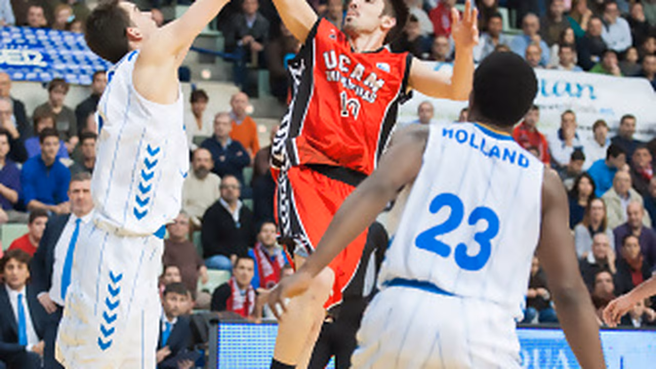 Holland lleva al Cajasol a su séptima victoria ante UCAM Murcia (73-81)