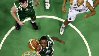 Lega (Semifinales): Pallacanestro Cantú vuelve a una gran final 30 años después. Se las verá con la bestia, Montepaschi Siena. Sergio Scariolo dará el relevo a Dan Peterson en Milano