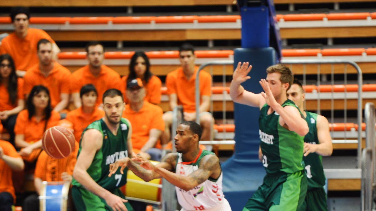 Adams le gana el duelo de pistoleros a Popovic  (97-108)
