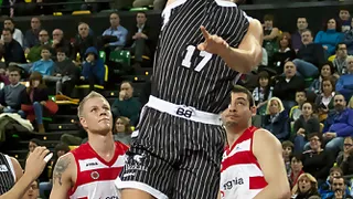 Un omnipresente Hervelle enseña el camino de la victoria a Bilbao Basket ante un Assignia Manresa de recursos limitados (83-63)