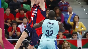 Caja Laboral resurge de sus cenizas y vence a un Barça Regal al que deja con un balance de 3-3 (80-69)