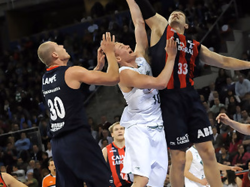 Caja Laboral disfruta de su victoria más cómoda y hunde a Unicaja (90-68)