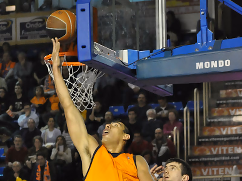 Gustavo Ayón, con pie y medio en la NBA