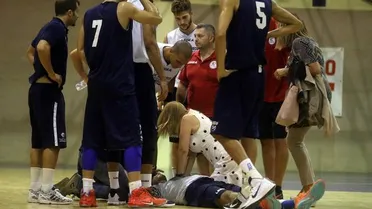 Italia: una espectadora salva la vida de un jugador que había sufrido un infarto