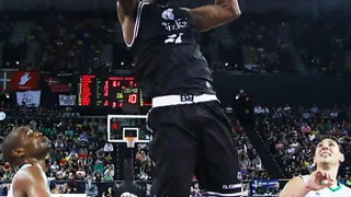 Bizkaia Bilbao Basket se deja llevar, pero vence a FIATC Joventut con un colosal D’or Fischer bajo el aro (78-72)